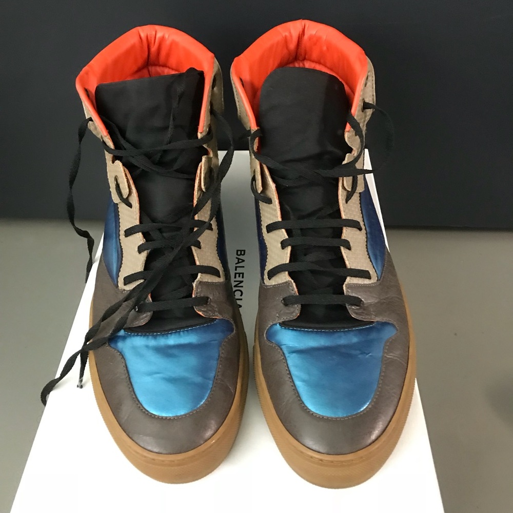 Sneakers